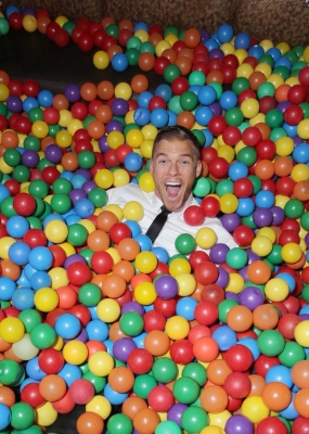 12-_Alan_Ritchson_Daily.jpg