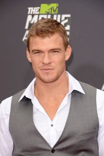 2013_MTV_Movie_Awards_-_Arrivals_281029.jpg