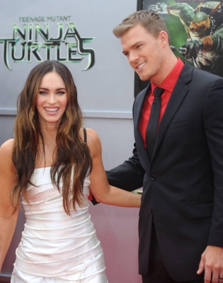 Megan_Fox___Alan_Ritchson_attending_the_Teenage_Mutant_Ninj.jpg
