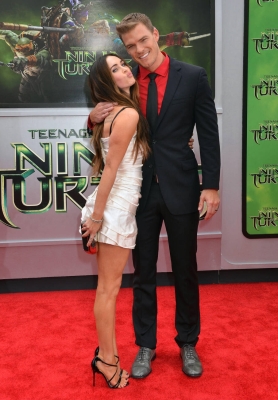 Megan_Fox_and_Alan_Ritchson_at_the_Teenage_Mutant_Ninja_Turt.jpg