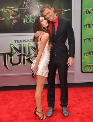Megan_Fox_and_Alan_Ritchson_at_the_Teenage_Mutant_Ninja_Turt_28429.jpg