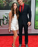 Megan_Fox_and_Alan_Ritchson_at_the_Teenage_Mutant_Ninja_Turt_28129.jpg